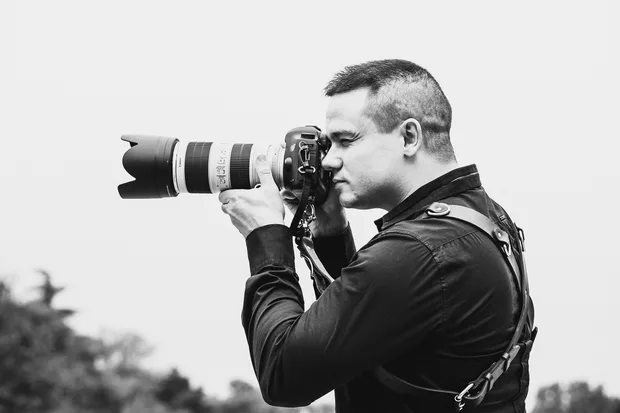 Любомир Жипонов снима с фотоапарат