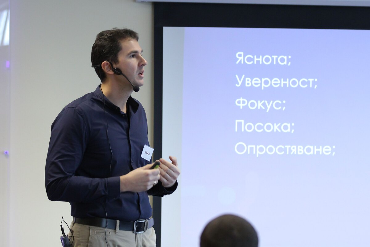 Иван Цукев води събитие на живо