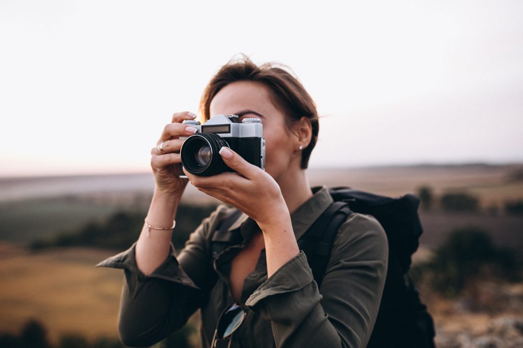 Деня на фотографията - жена снима с фотоапарат